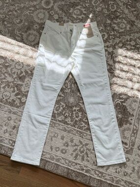Levi's Stellar Stretch Classic Straight - Mid Rise White Jeans NWT